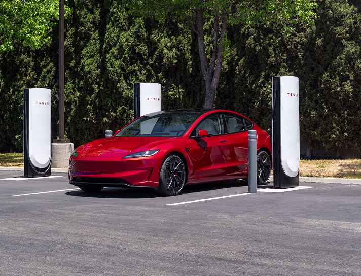 Yol gezilerinde Supercharger istasyonları