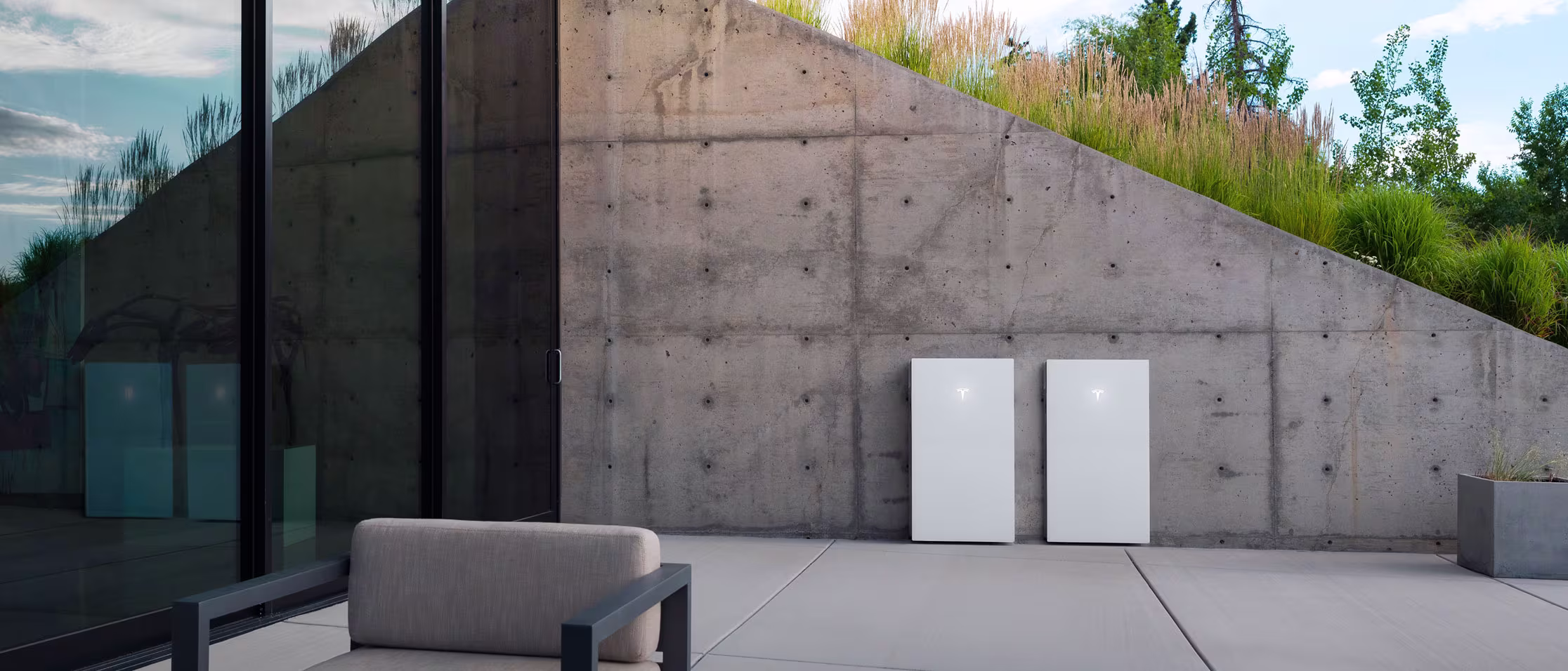 Beton duvar önünde iki Powerwall batarya