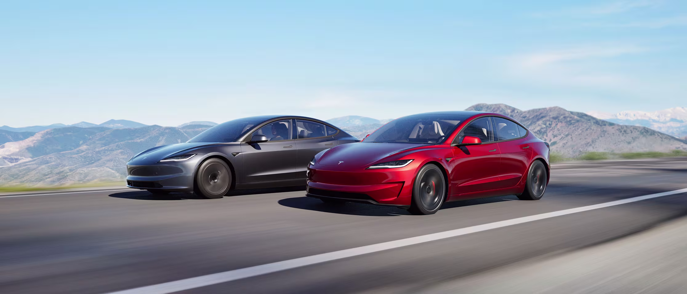 Yolda ilerleyen iki elektrikli araç