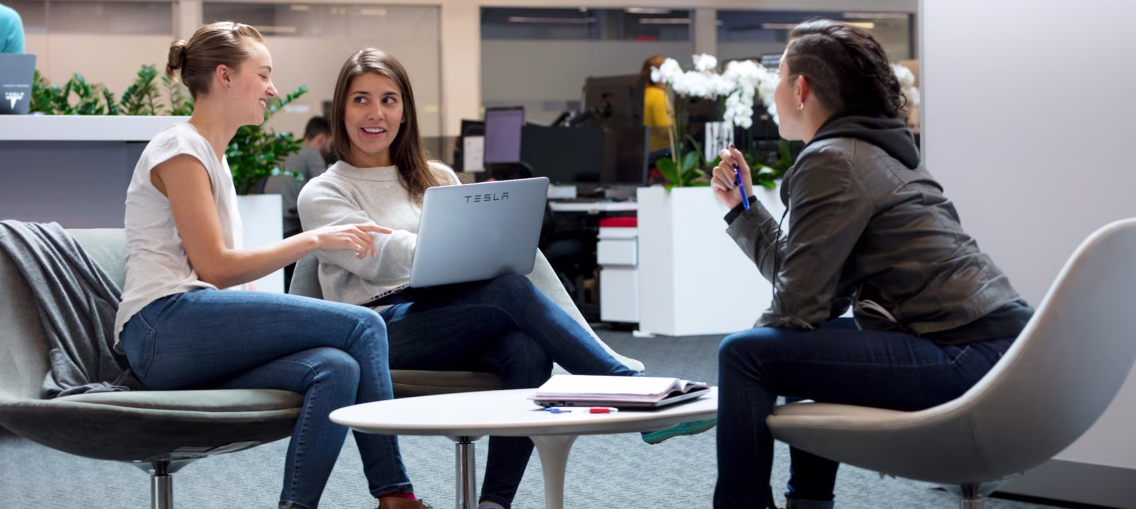 Tesla ofisinde sohbet eden ekip arkadaşları