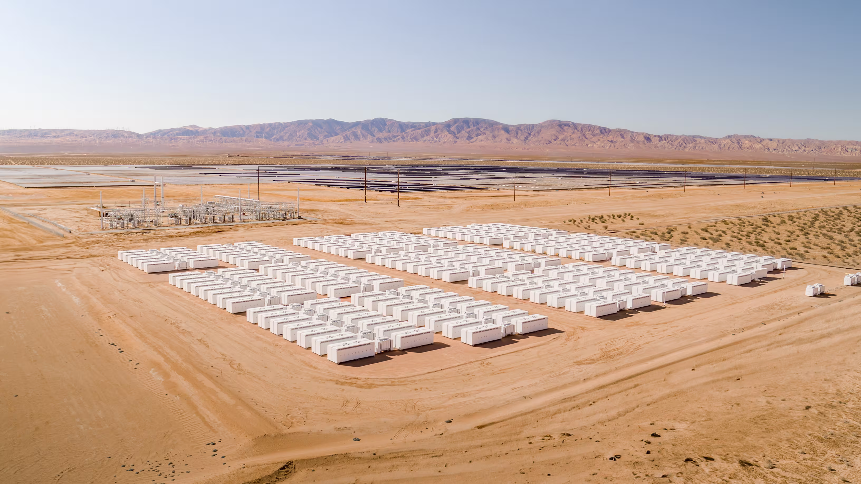 Çölde kurulmuş geniş ölçekli Megapack sahası